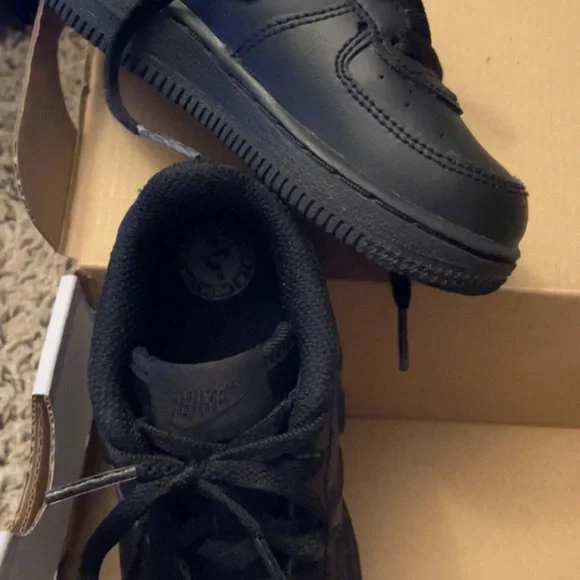 Boys Nike Air Forces - Picture 2 of 3